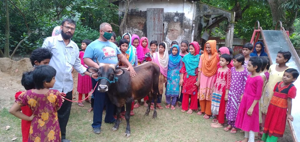 কোরবানির গরু উপহার পেয়ে শিশু পরিবারের নিবাসীদের মুখে হাসি