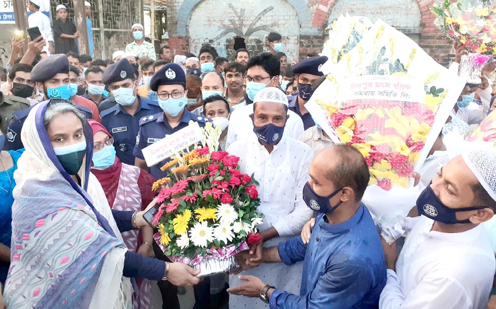 শিক্ষামন্ত্রীকে চাঁদপুর মৎস্য বণিক সমিতির পক্ষ থেকে ফুলেল শুভেচ্ছা