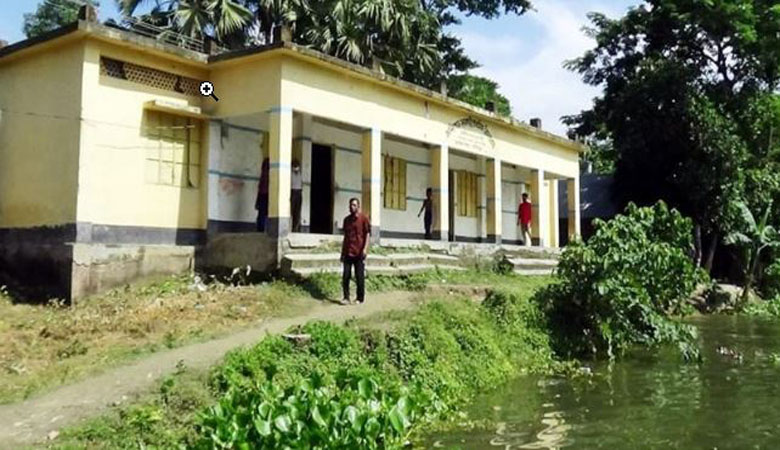 যে কোনো সময় খালে তলিয়ে যেতে পারে বিদ্যালয়