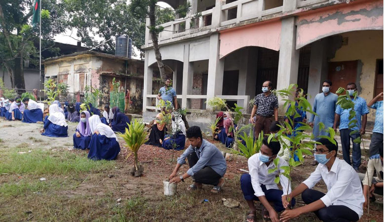 প্রধানমন্ত্রীর জন্মবার্ষিকীতে ৭৫ ফলজ ও ঔষধি বৃক্ষ রোপন করলো শিক্ষার্থীরা