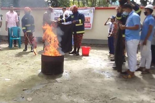 হাইমচরে আদর্শ শিশু নিকেতন মাঠে ফায়ার সার্ভিসের মহড়া