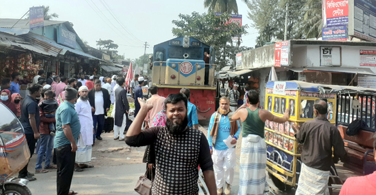 রেলওয়ে কোর্ট স্টেশনে হঠাৎ দুর্ঘটনা আতঙ্ক