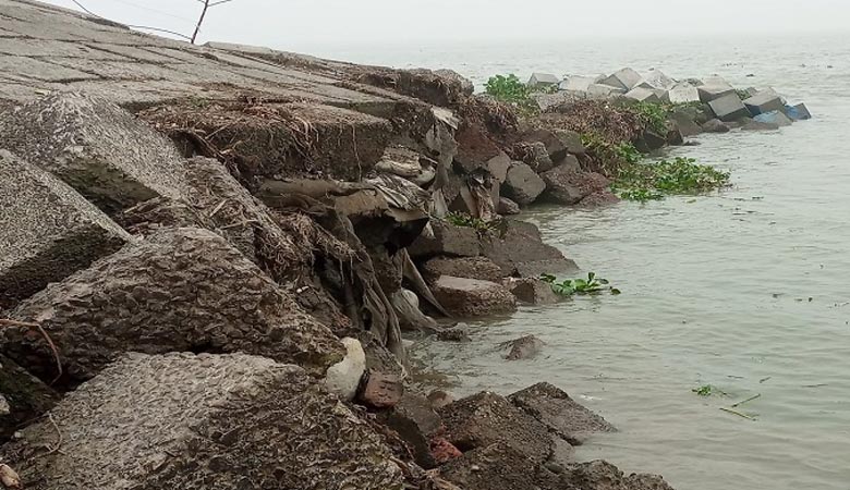 চাঁদপুর শহর রক্ষা বাঁধে হঠাৎ ধস ॥ ভাঙ্গন আতঙ্কে লঞ্চঘাট এলাকার হাজারো পরিবার