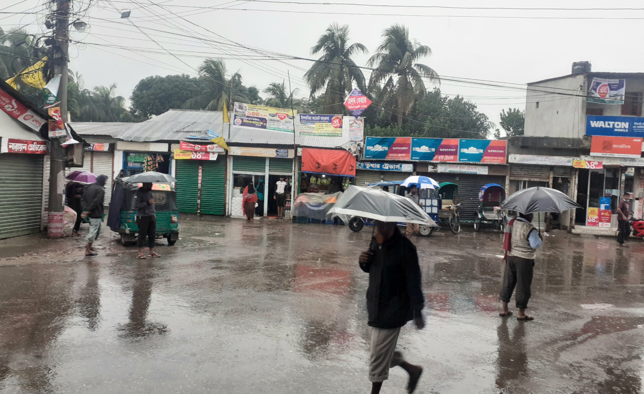 অসময়ের বৃষ্টি : মুন্সীগঞ্জে নিম্ন আয়ের মানুষ বিপাকে