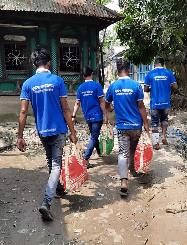 ফরিদগঞ্জে নিম্ন আয়ের মানুষের দৌড়গড়ায় ইফতার সামগ্রী নিয়ে পূর্বাশা ফাউন্ডেশন