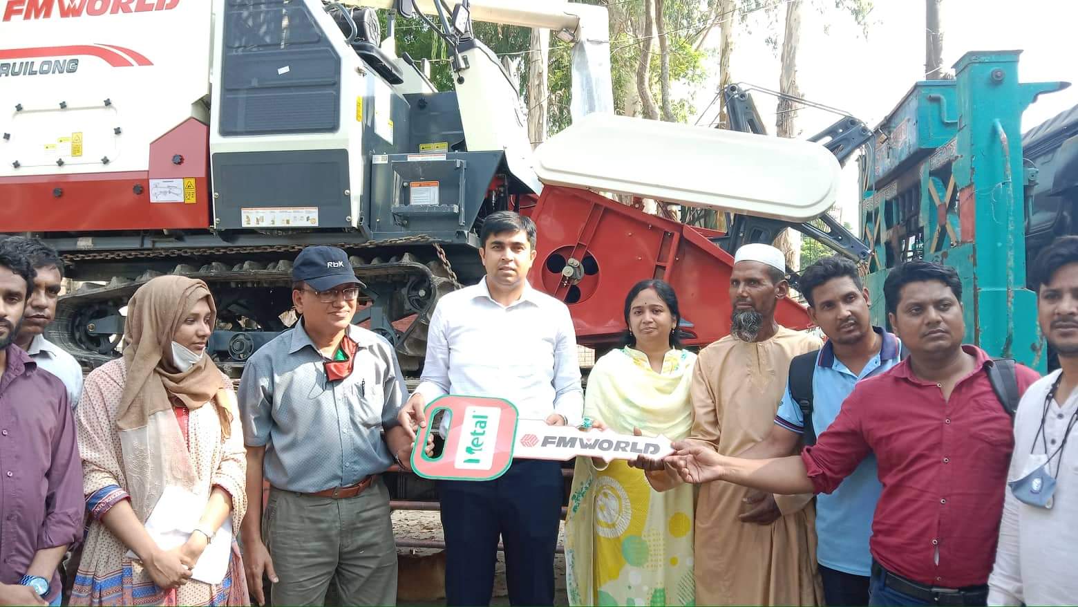 শ্রীনগরে কম্বাইন্ড হারভেস্টার মেশিন হস্তান্তর ও কৃষি উপকরণ বিতরন