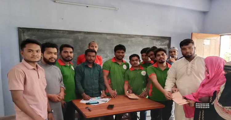 পশ্চিম সকদী তারুণ্যের আলো স্বেচ্ছাসেবী সংগঠনের ঈদ উপহার বিতরণ