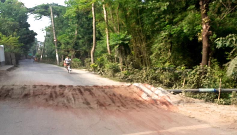 রাস্তার ওপর ড্রেজার পাইপ : চলাচলে প্রতিবন্ধকতা  