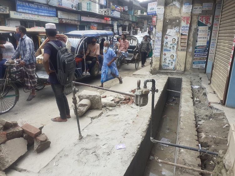 রাস্তার ওপর ঝুলে আছে গ্যাস সংযোগের পাইপ, চলাচলে প্রতিবন্ধকতা...  