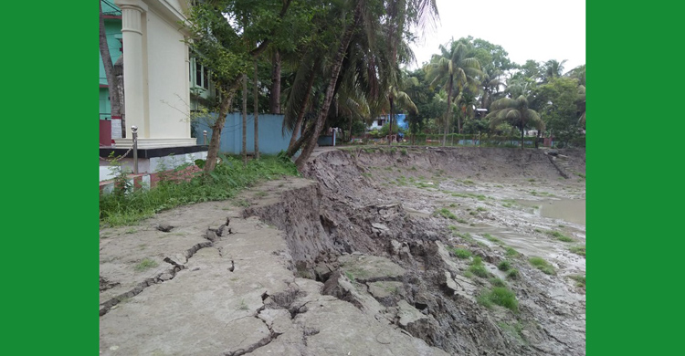 শাহরাস্তি উপজেলা কমপ্লেক্স পুকুর উন্নয়ন প্রকল্প এখন মরণফাঁদ