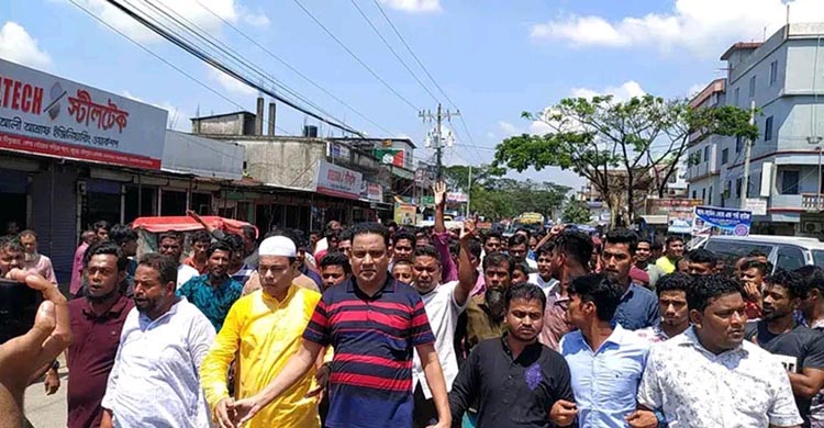 তিনদিন সুরমা বাস চলাচল বন্ধ থাকায় শ্রমিকদের বিক্ষোভ মিছিল  