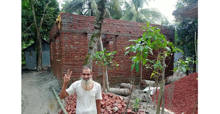 ফরিদগঞ্জে অটোরিকশা চালক অসহায় মুক্তিযোদ্ধা আবদুল হাকিম ‘বীর নিবাস’ নামে পাকা ভবন পেয়েছেন  