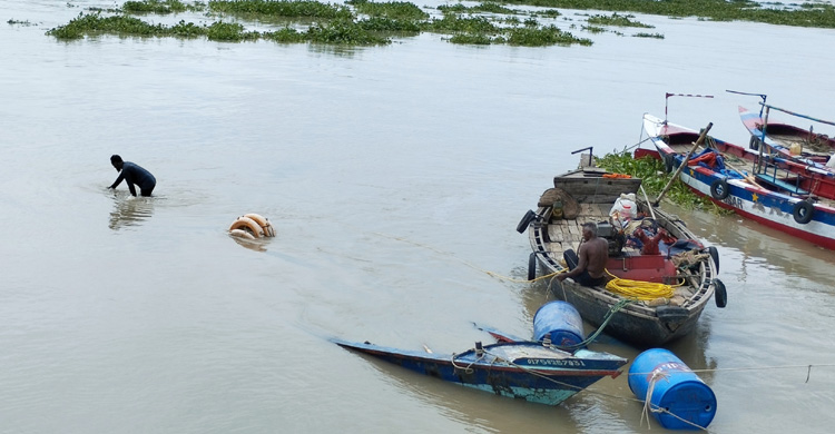 ঘূর্ণিঝড় সিত্রাংয়ের প্রভাবে ট্রলার ডুবি  