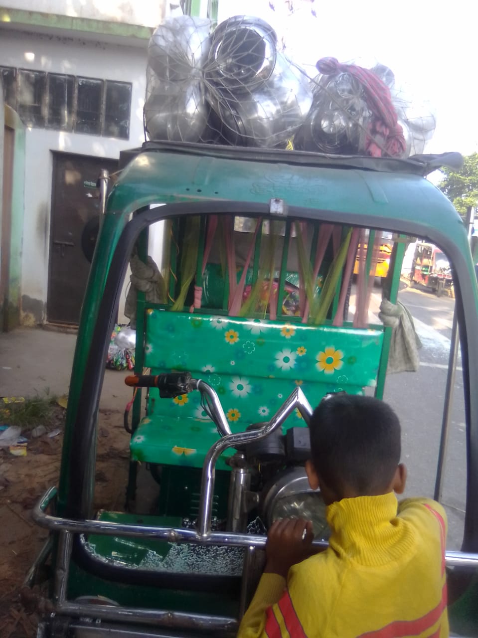 ঢাকা দোহার সড়কে দুটিঅটোরিকশা মুখোমুখি সংঘর্ষ দুইজন ছাত্রী আহত