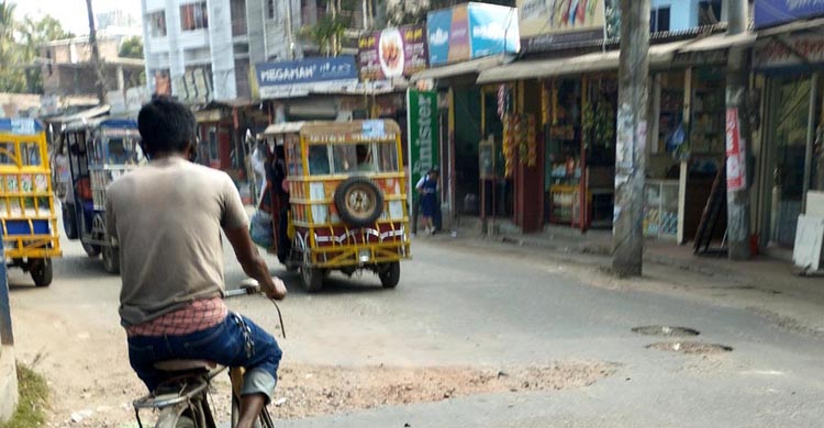 পুরাণবাজারের রাস্তাগুলোর ভগ্নদশা ॥ জনদুর্ভোগ চরমে 