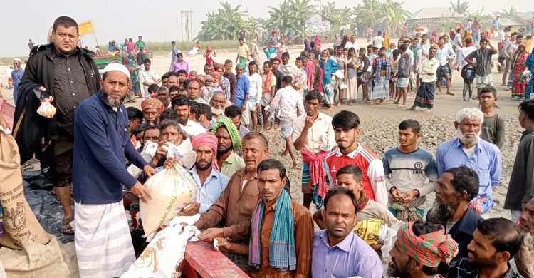 রাজরাজেশ্বর ইউনিয়নে জাটকা রক্ষা কর্মসূচির জেলে চাল বিতরণ  