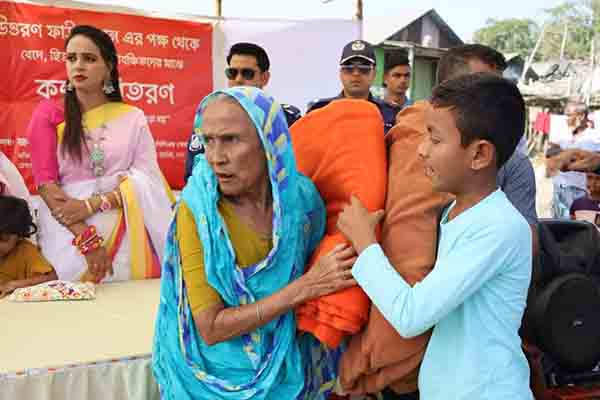 বেদে, হিজড়া ও সুবিধাবঞ্চিতদের মাঝে শীতবস্ত্র বিতরণ  