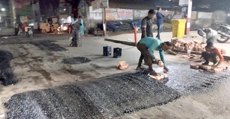 এই প্রথম রেল গেটে স্পীড ব্রেকার 