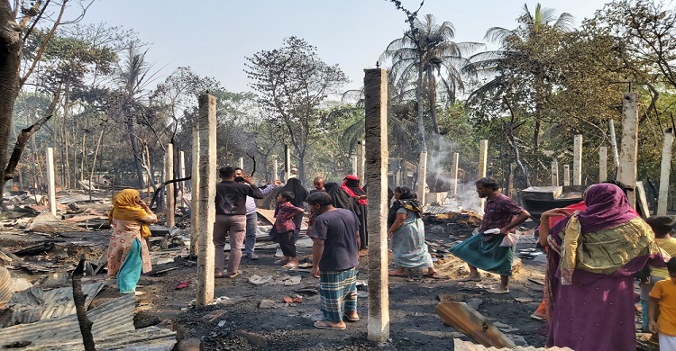 ১০ গৃহস্থের ১৮ ঘরসহ পুরো বাড়ি আগুনে পুড়ে ছাই