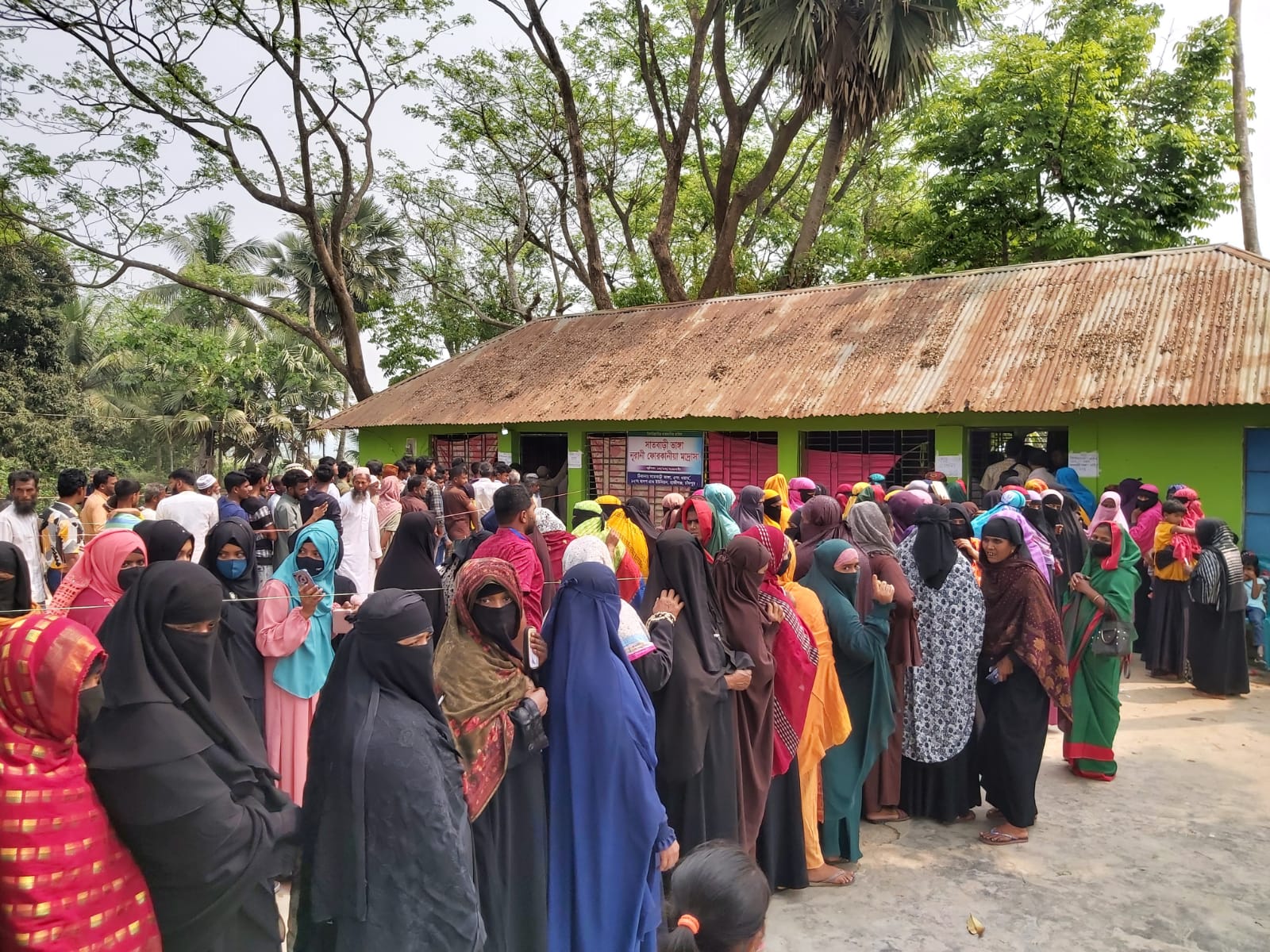 হাজীগঞ্জে দ্বাদশ গ্রামে ইভিএম এ শান্তিপূর্নভাবে ভোট গ্রহণ