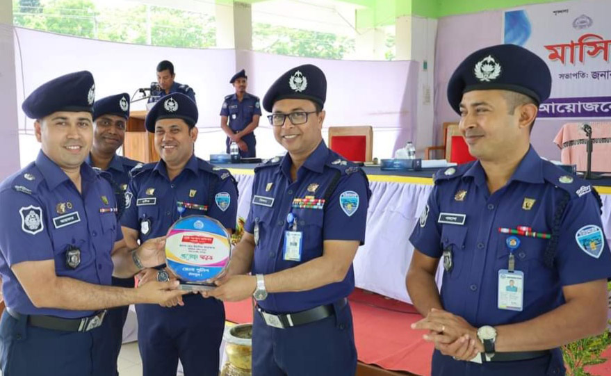 শ্রেষ্ঠ অফিসার ও পুলিশ সদস্যদের পুরস্কার প্রদান  