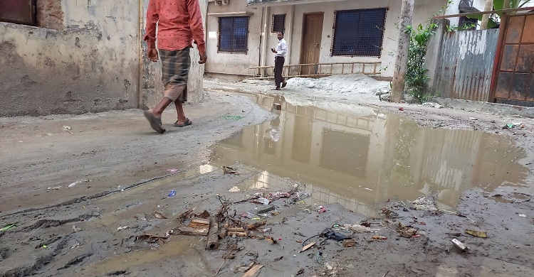 ষোলঘর শেখ বাড়ি রোডে ড্রেনেজ ব্যবস্থা না থাকায় চরম দুর্ভোগ