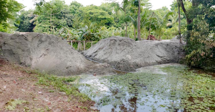 হাজীগঞ্জে সওজের খাল ভরাট রুখে দিলো কৃষকরা 