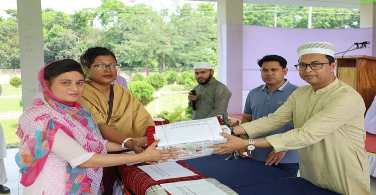 চাঁদপুর জেলা পুলিশ সদস্যদের মাঝে ঈদ উপহার সামগ্রী বিতরণ