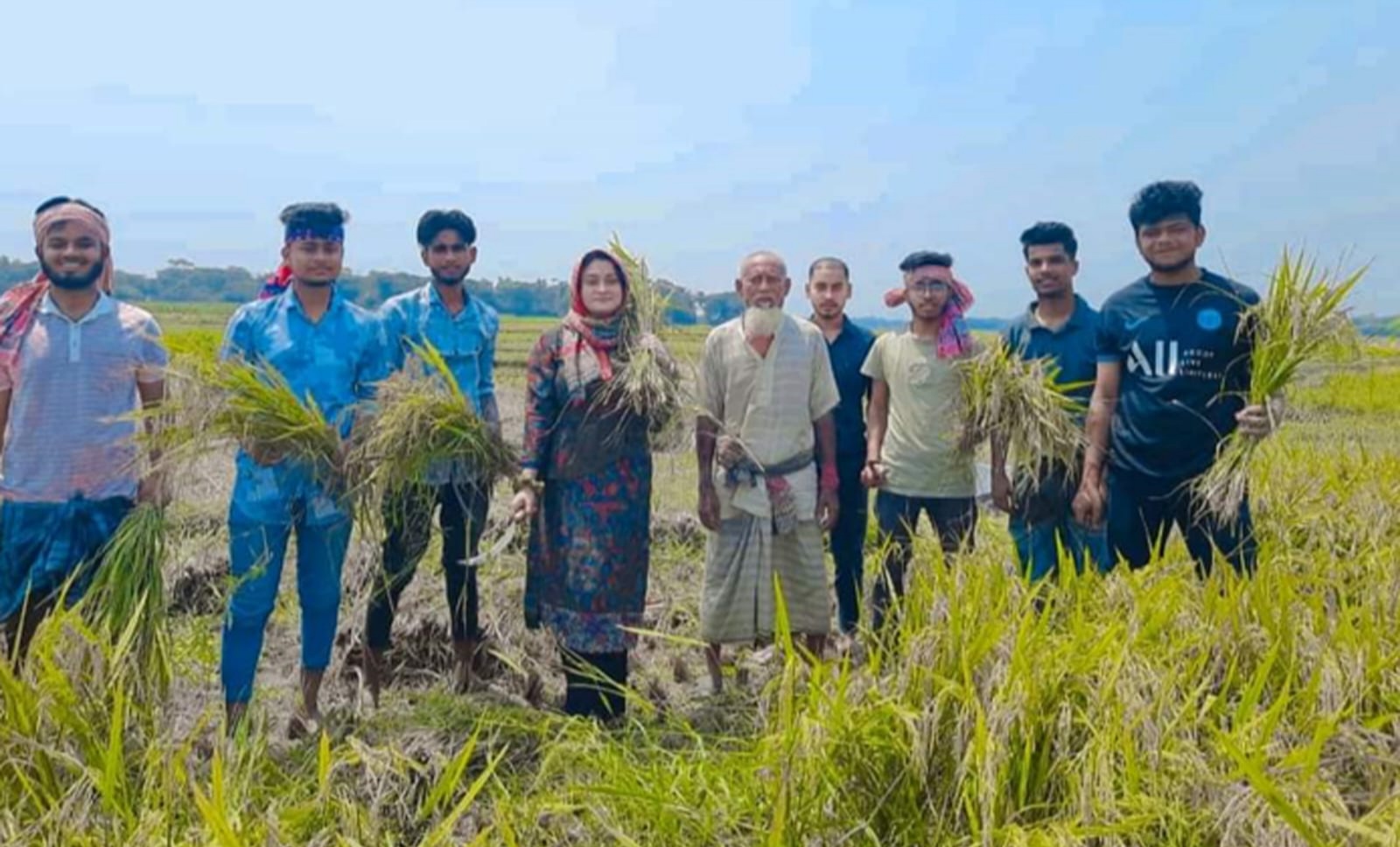 কৃষকের ধান কেটে দেয়ার ব্যবস্থা করলেন ছাত্রলীগ নেত্রী সীমা