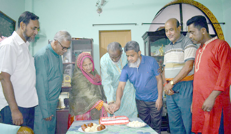 ইকবাল-বিন-বাশারের জন্মদিনের কেক কাটছেন   