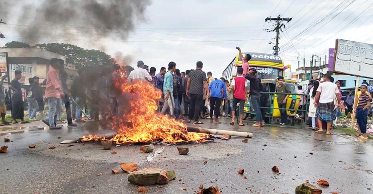 হাজীগঞ্জে ছাত্রলীগের দেড় ঘণ্টা আঞ্চলিক মহাসড়ক অবরোধ  