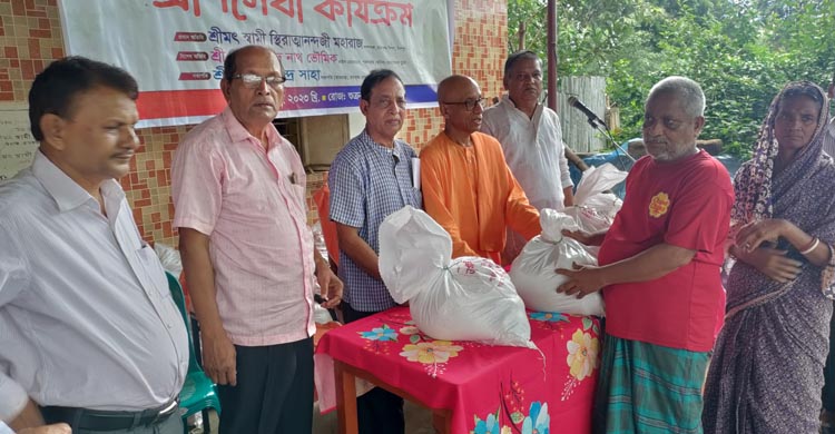 পার্থ সারথি দেবনাথ অনিকের সপ্তম প্রয়াণ দিবসে অসহায় ও দুঃস্থদের মাঝে ত্রাণ বিতরণ 