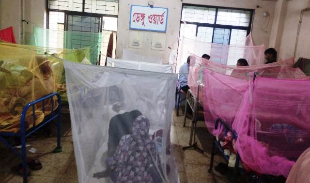 ডেঙ্গু পরিস্থিতি ভয়াবহ, ফাঁকা নেই চাঁদপুর সরকারি জেলা হাসপাতালের বারান্দা