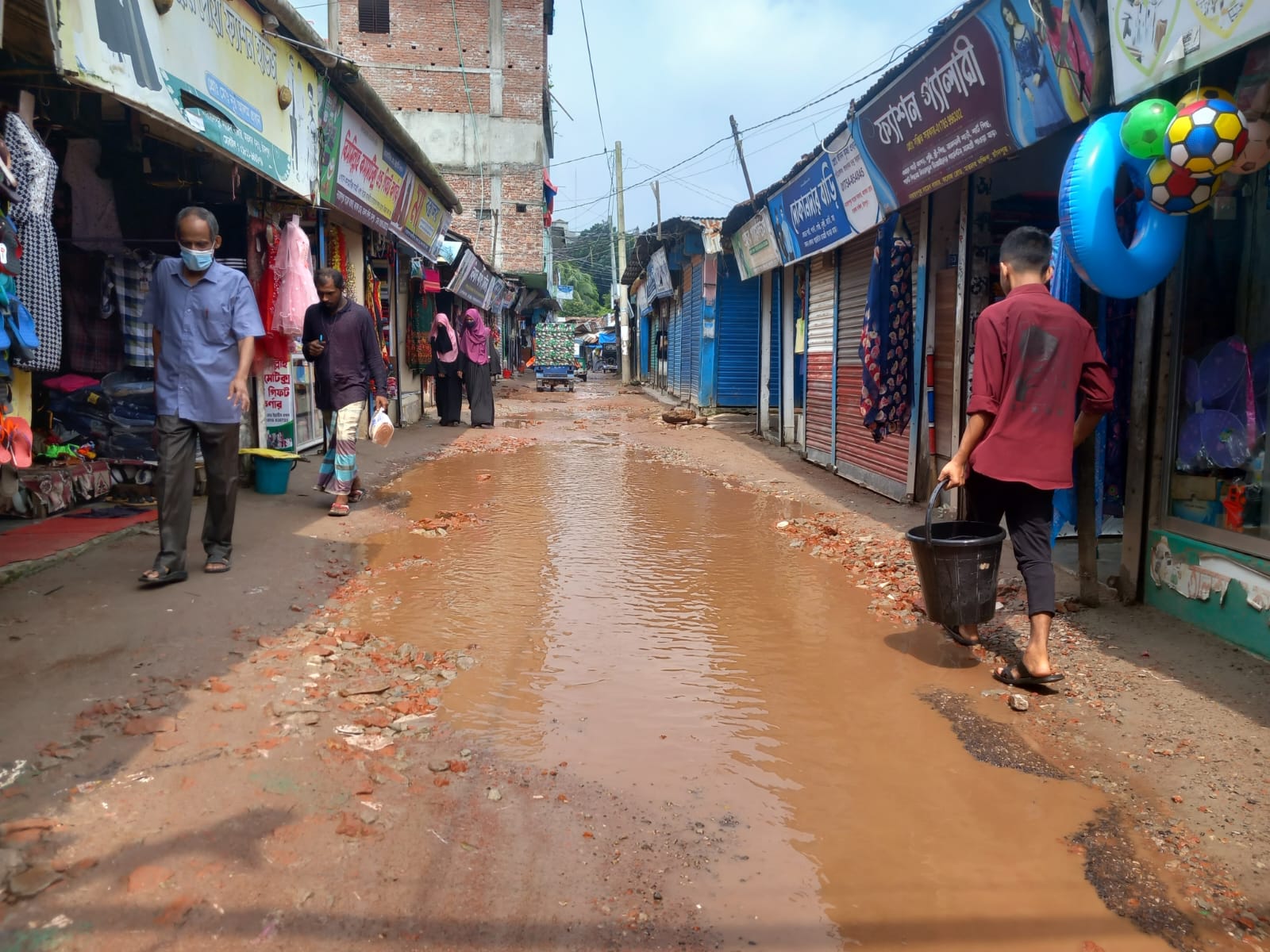 এটি বাজারের রাস্তা নয়, যেন এক খন্ড খাল!