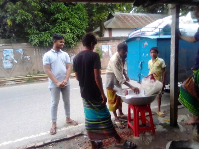 শ্রীনগর পদ্মা নদীর পাড়ে বখাটেদের খপ্পরে ঝাল মুড়ি বিক্রেতা আব্দুল করিম