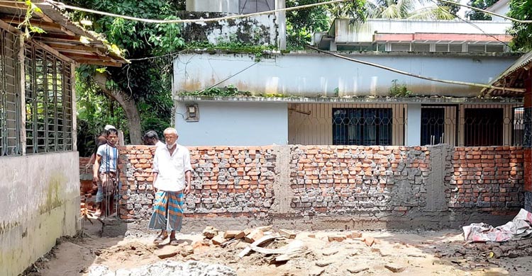 ফরিদগঞ্জে রাস্তা বন্ধ করে দেয়াল নির্মাণ  