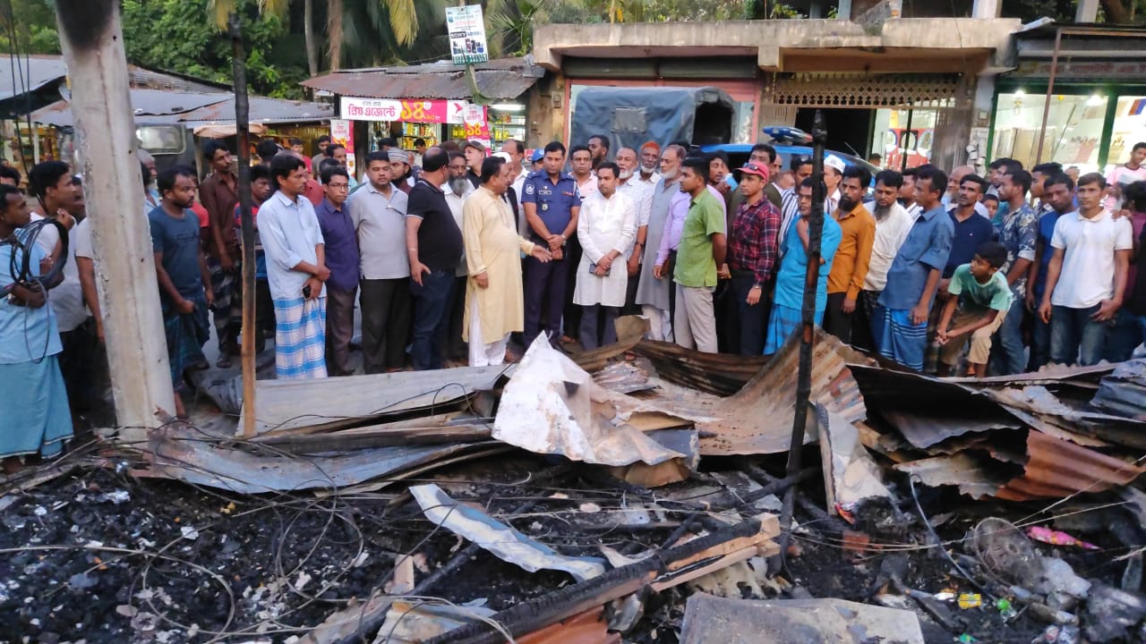 শাহরাস্তিতে ভয়াবহ অগ্নিকাণ্ডে ৬ দোকান পুড়ে ছাই : অর্ধ কোটি টাকার ক্ষয়ক্ষতি