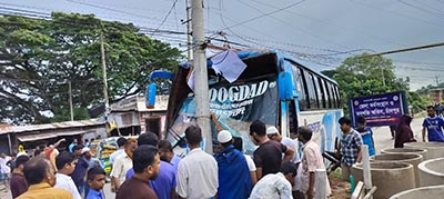 বাবুরহাটে নিয়ন্ত্রণ হারিয়ে বিদ্যুতের খুঁটিতে বাসের ধাক্কা  