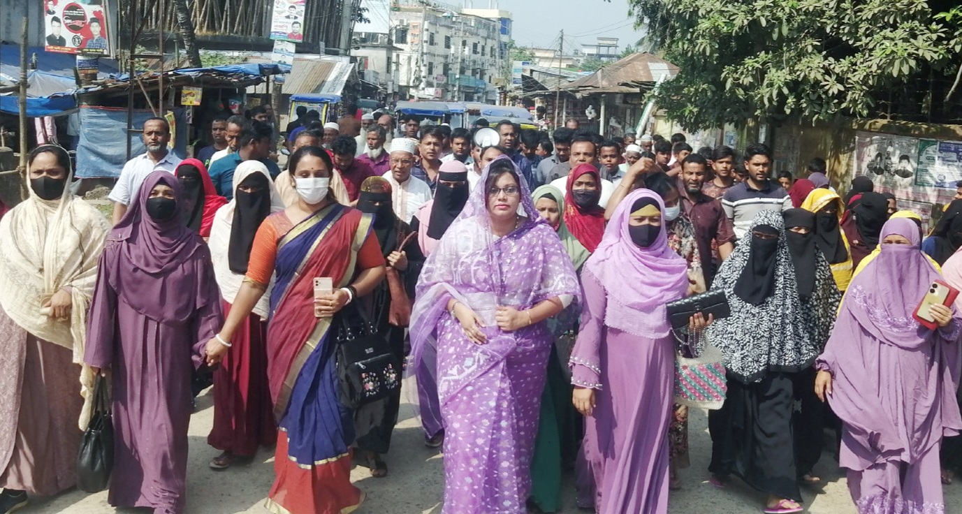 ফরিদগঞ্জে হরতালের বিরুদ্ধে মহিলা আওয়ামী লীগের প্রতিবাদ সমাবেশ