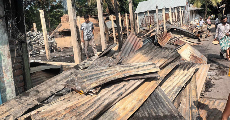 মতলব উত্তরের আমিরাবাদ বাজারে অগ্নিকাণ্ডে ৬টি দোকান পুড়ে ভস্মীভূত