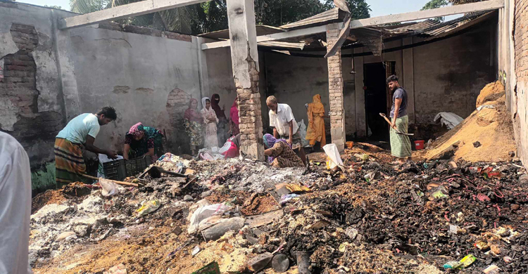 আমিরাবাদ বাজারে অগ্নিকাণ্ড : ৬টি দোকান ক্ষতিগ্রস্ত 