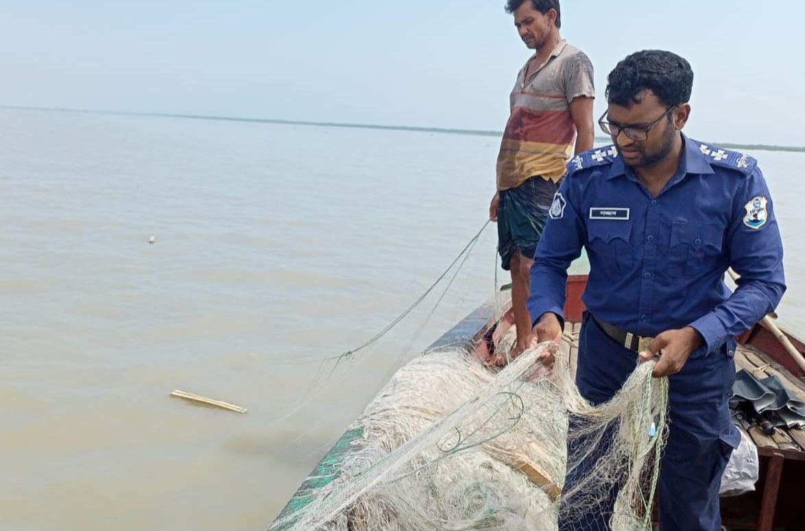 এবার ২২ দিনের ইলিশ অভিযানে  ৩৭৪ জেলের কারাদণ্ড