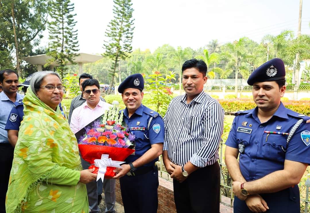 শিক্ষামন্ত্রীর আগমনে জেলা পুলিশের শুভেচ্ছা