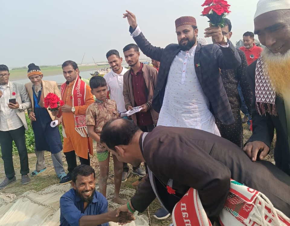 চাঁদপুর -৩ সদর আসনে জাকের পার্টির গোলাপ ফুল প্রার্থীর ভোটের প্রচারণা ও গণ সংযোগ