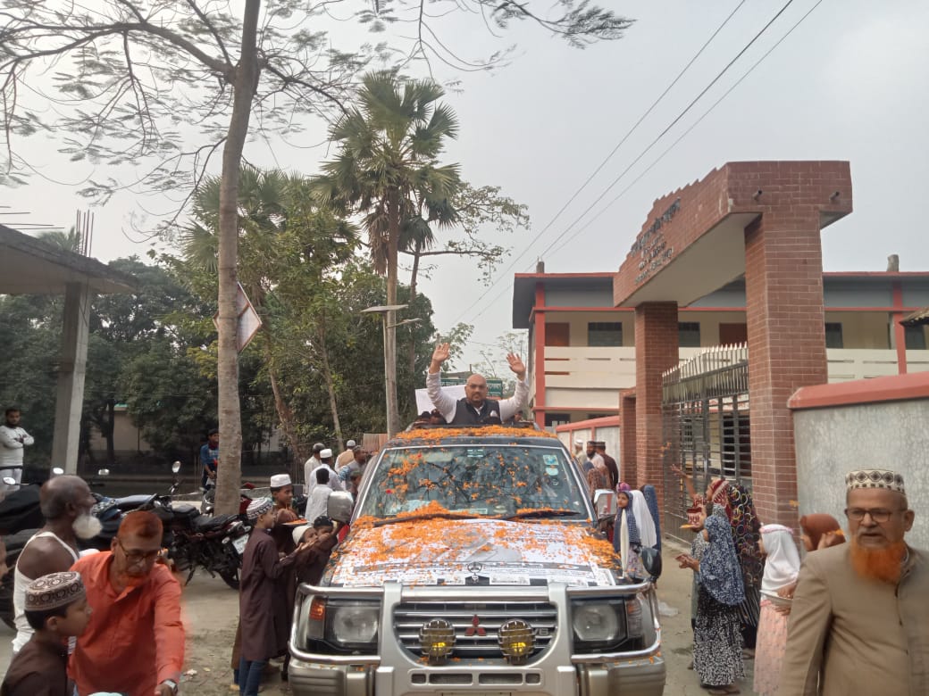 ফুলে সিক্ত হয়ে নির্বাচনী প্রচারনায় নামলেন জাতীয় পার্টির প্রার্থী