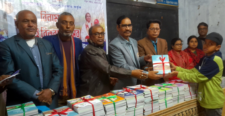 মধুসূদন হরিসভা উচ্চ বিদ্যালয়ে পাঠ্যপুস্তক বিতরণ  