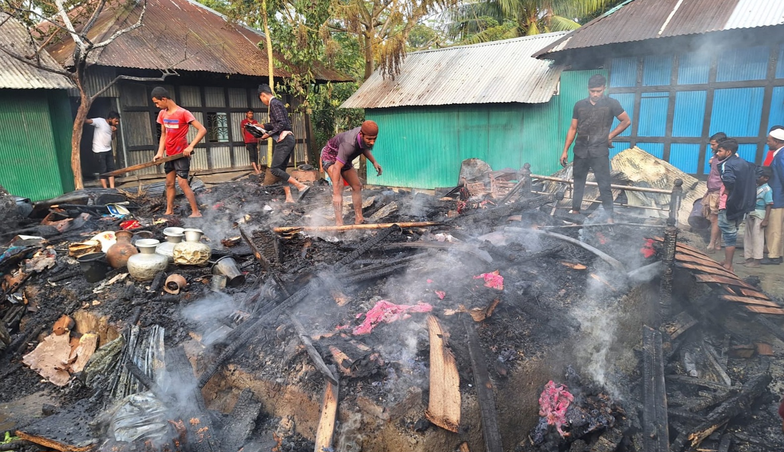 আগুনে হারুনের ঘর কপাল দুটোই পুড়লো