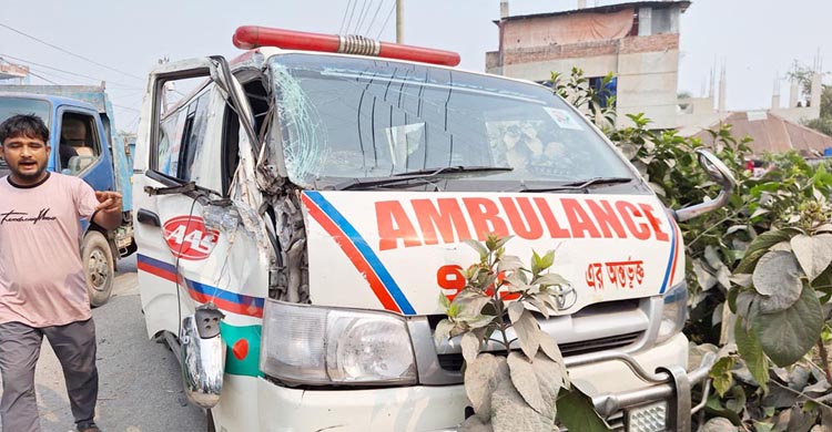 লাশবাহী অ্যাম্বুলেন্সে বেপরোয়া ট্রাকের ধাক্কা ॥ অল্পের জন্য প্রাণে রক্ষা পেল ৯ জন 