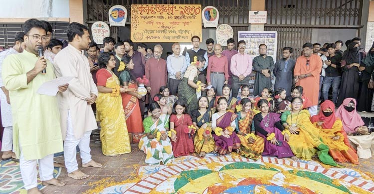 বসন্ত উৎসবে বর্ণিল সাজে সজ্জিত চাঁদপুর সরকারি কলেজ 