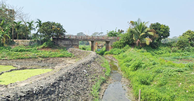 ব্রীজের সামনে বাঁধ ॥ ইরিগেশনসহ শতাধিক গ্রামে জলাবদ্ধতার আশঙ্কা 